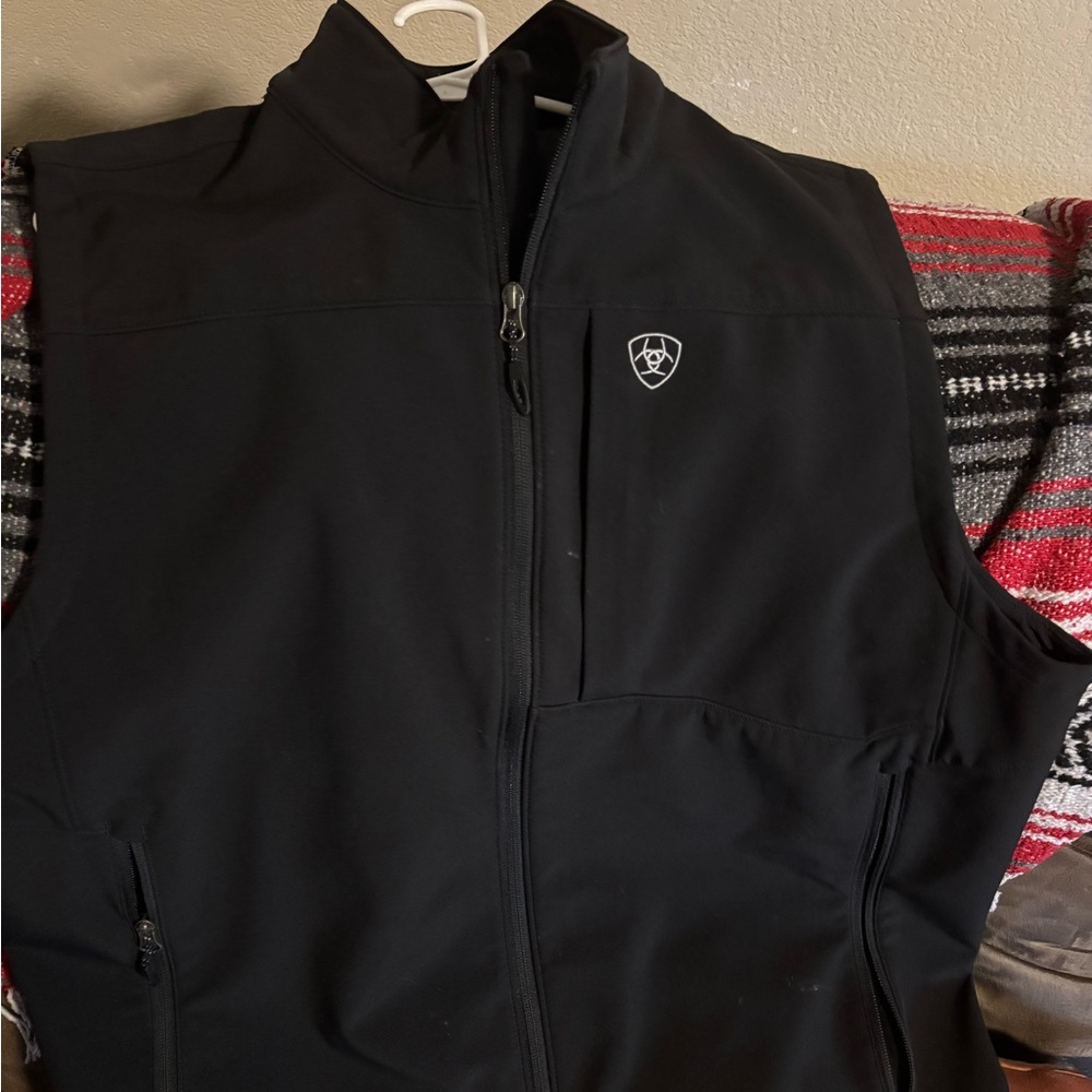 Ariat Men's Black Softshell Vest pre owned. Still in like new  condition